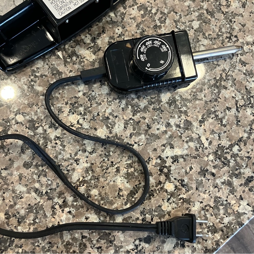 Black & Decker Griddle (200-400° F) Approx. 18 x 8.5 “ Cooking Space, EUC - Picture 9 of 9